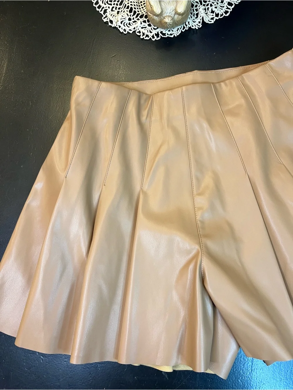 Entro Boutique NWT Tan Pleated Faux Leather High Waisted Shorts Sz S Trendy‎